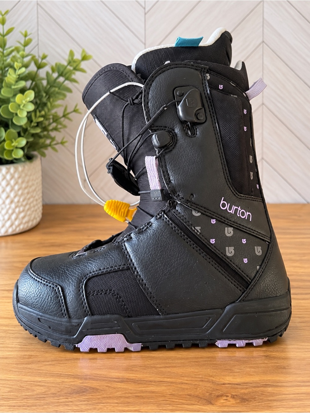 BURTON Mint Women’s Snowboard Boots Size 9 Black Purple Speed Zone Like New